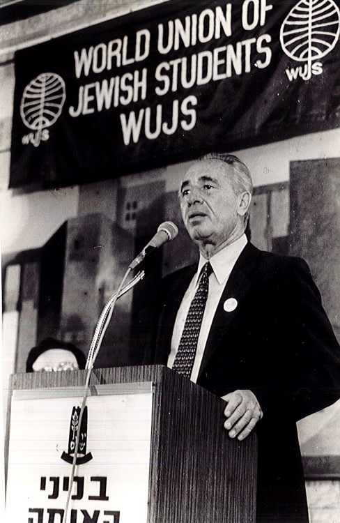 שמעון פרס, ראש ממשלת ישראל, בכנס של ווג'ס "יוצרים עתיד" בבנייני האומה, ירושלים, 1985 (F50\204-9p)